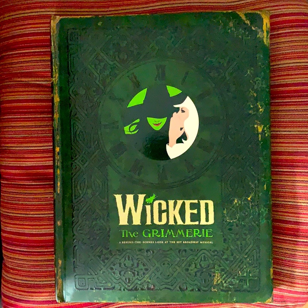 Wicked The Grimmerie: A behind the scenes look